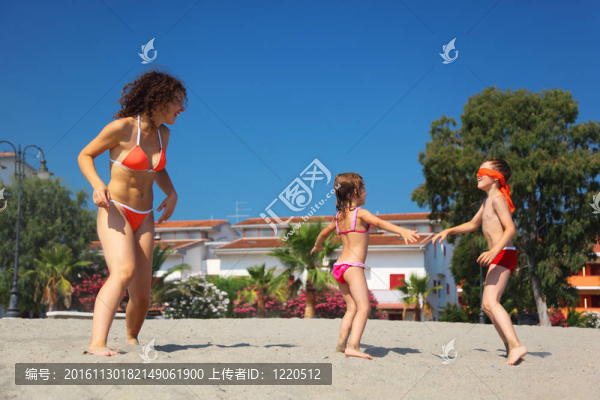 她和兒子在盲人的buff在海灘上扮演女兒的母親