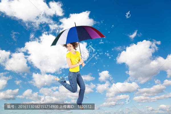 飛行女子與彩虹傘白色；蓬松的云彩在藍(lán)天與月亮拼貼