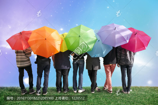 七朋友與彩虹色的雨傘在草甸拼貼