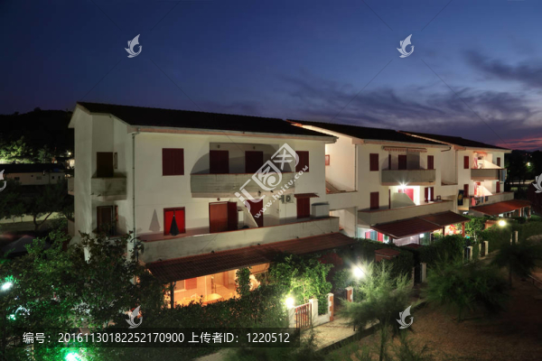 晚上療養(yǎng)院建筑。三層別墅與私人陽臺