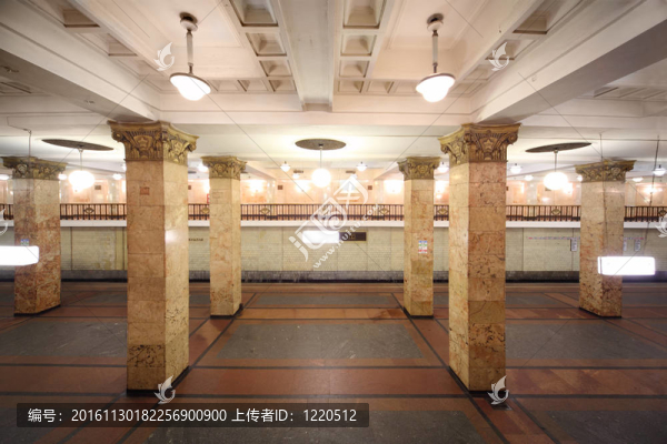 空地鐵站；大理石白柱；花崗巖地板；明亮的燈光