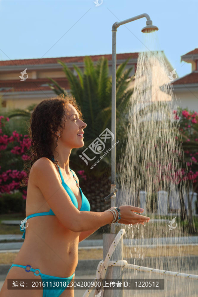 穿藍(lán)色泳衣的年輕美女洗澡