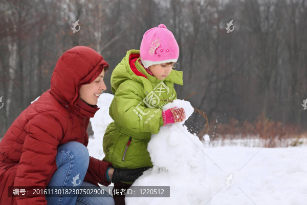 冬日的一天，女兒的母親造型的雪人