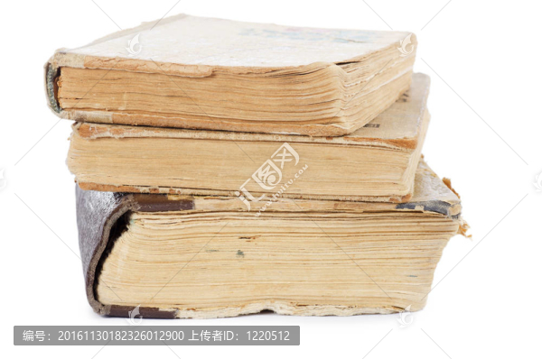白色背景下的舊書堆