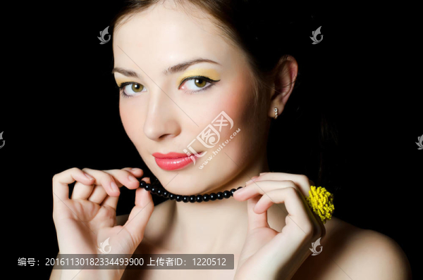 美麗的優(yōu)雅女孩與晚上化妝肖像
