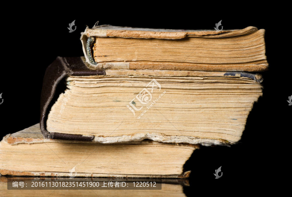 一堆關于黑色的舊書