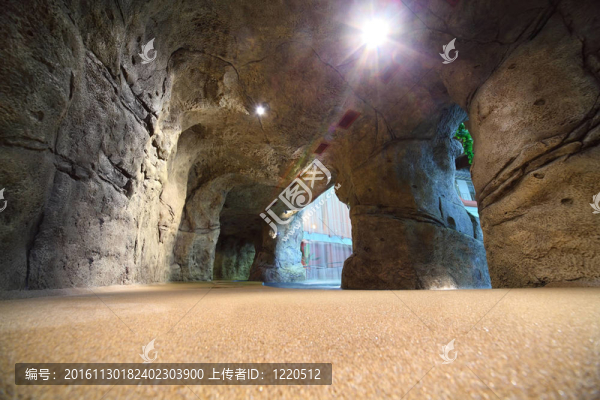 在水上樂園與人工洞穴瀑布