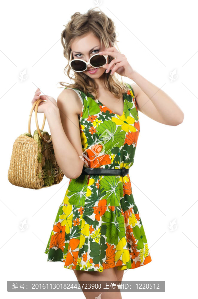 美麗的女孩在一個(gè)夏天的衣服孤立