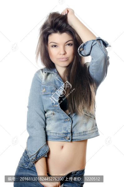 漂亮的女孩穿著牛仔短褲