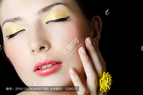 美麗的優(yōu)雅女孩與晚上化妝肖像