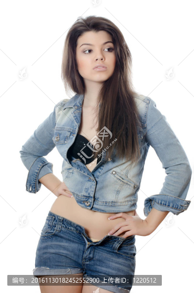 漂亮的女孩穿著牛仔短褲