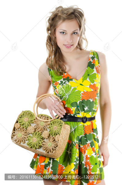 美麗的女孩在一個(gè)夏天的衣服孤立