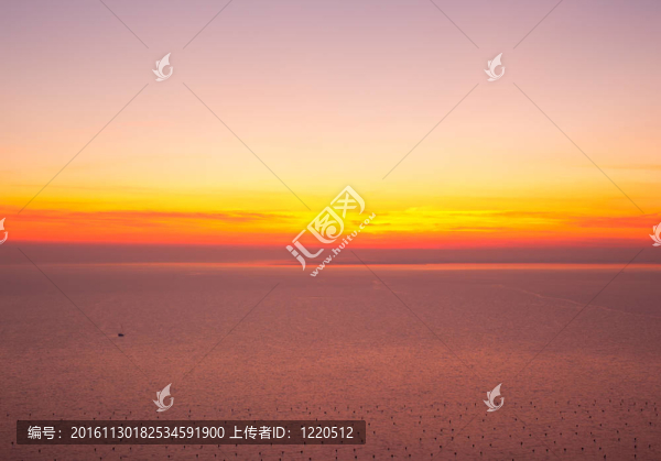 日落；的里雅斯特