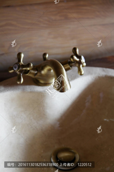 水槽和水龍頭