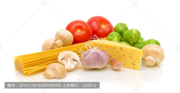 蔬菜；面食；蘑菇和奶酪在白色背景