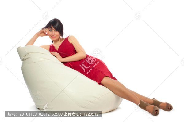 穿紅衣服的女人坐在扶手椅上
