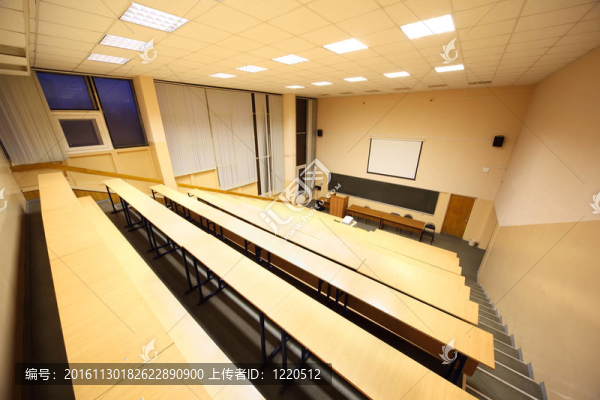 大型教室；大學講堂；大黑板；木制桌椅