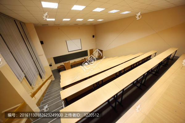 教室；大學(xué)講堂；大黑板；木制桌椅