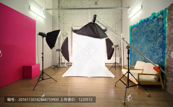 多重背景在工作室與燈和射燈光線的房間