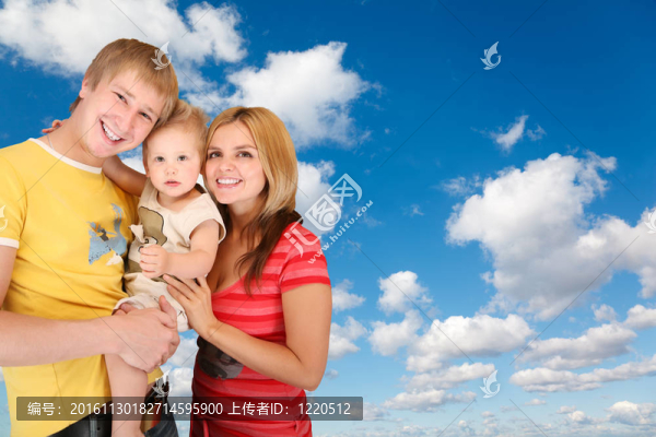 家庭與男孩在白色；蓬松的云彩在藍(lán)天拼貼