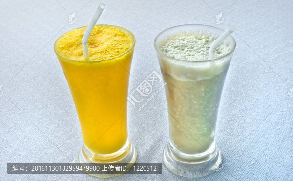兩個(gè)新鮮熱帶奶昔