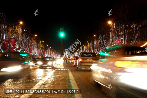 夜晚的香榭麗舍大道大道。從凱旋門到地方去協(xié)和觀。