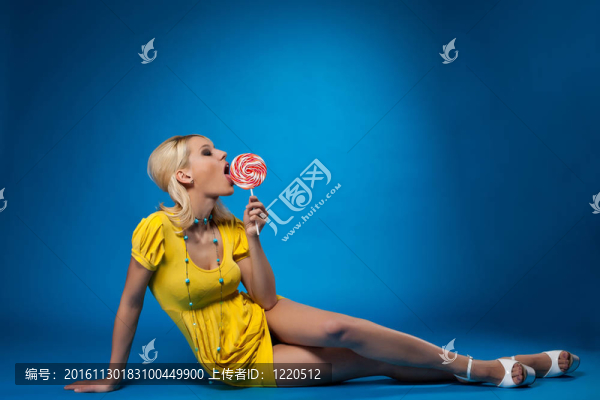 ？在黃尤特女人藍(lán)舔著棒棒糖