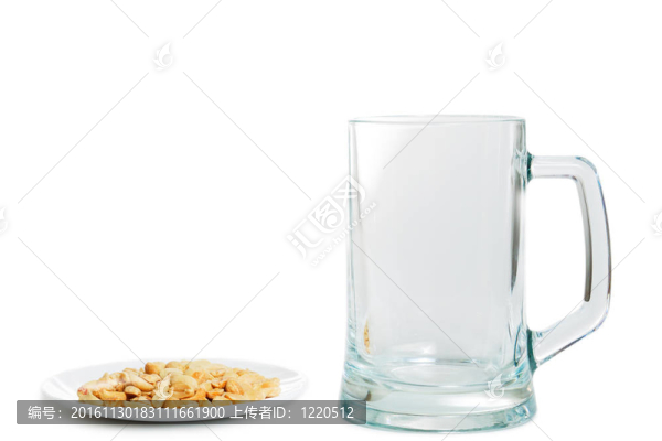 空啤酒杯和花生