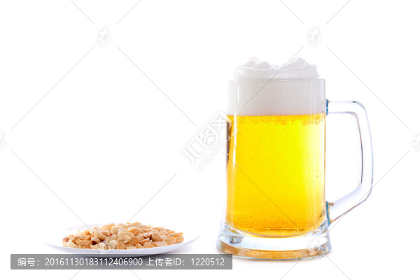 一杯啤酒和一杯花生