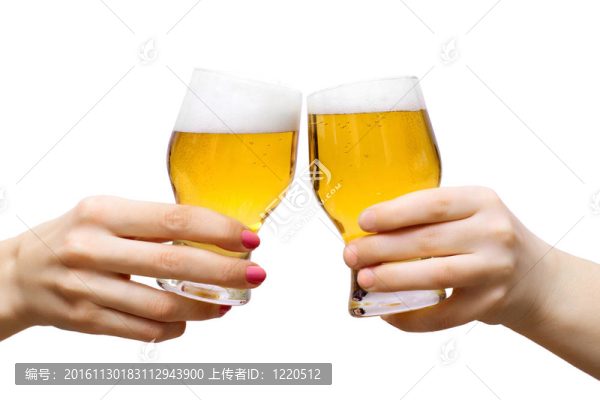 雙臂戴著白色的啤酒