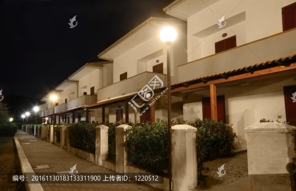 晚上在療養(yǎng)院的建筑觀。兩層別墅與私人陽臺