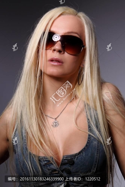 一個性感豐滿的金發(fā)女人的肖像