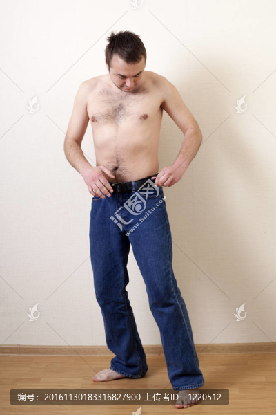 男人穿衣。