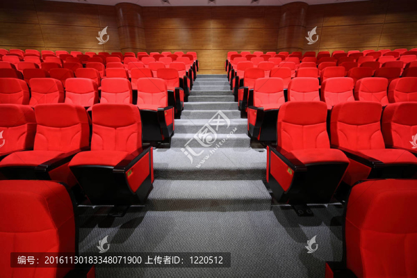 紅色的扶手椅和舷梯在空蕩蕩的大廳