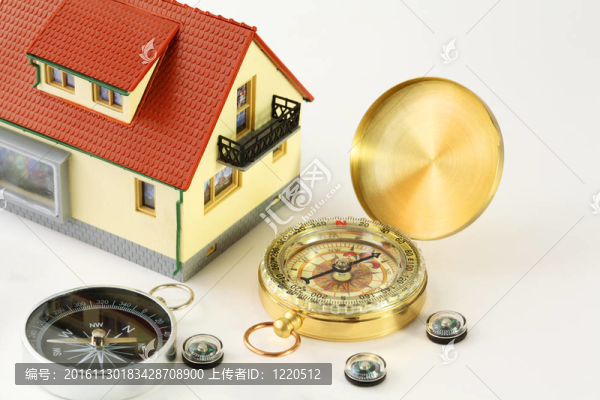 紅色的屋頂和七種不同的違規(guī)玩具房子孤立在白色