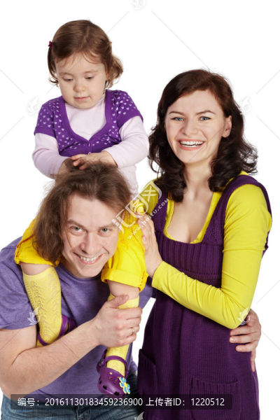 父親；母親和小女兒；女兒坐在父親的肩上，揉揉他的頭發(fā)。