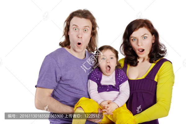 父親；母親和他們的小女兒，雙手抱著驚訝地看著，眼睛和嘴巴張大了。