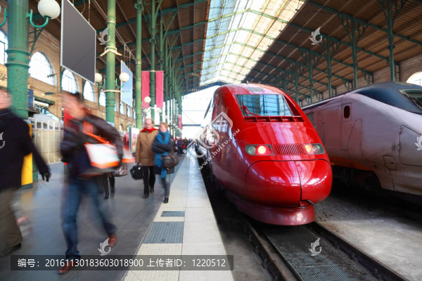 人們繼續(xù)Perron；紅色和灰色的客運列車在巴黎火車站；法國；