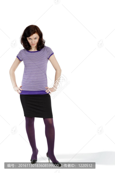 穿著紫色條紋T恤和黑色裙子的年輕女子雙手叉腰。