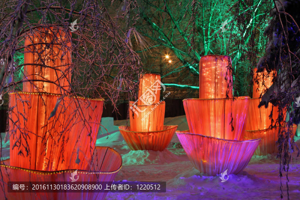 四童話多層花雪在冰冷的雨中，在圣誕樹