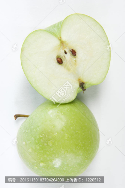 青蘋(píng)果切成兩半