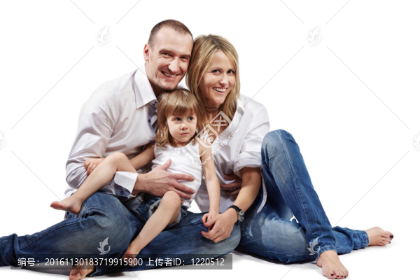 三人的家庭（父親；母親和件女兒）穿著白襯衫和藍(lán)色牛仔褲，坐在地板上。