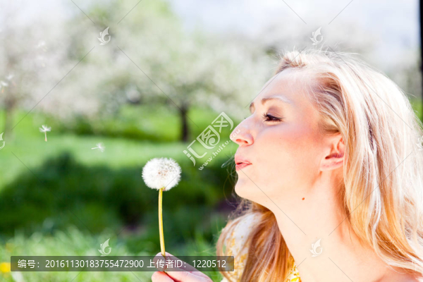 美麗的年輕女孩在戶外快樂