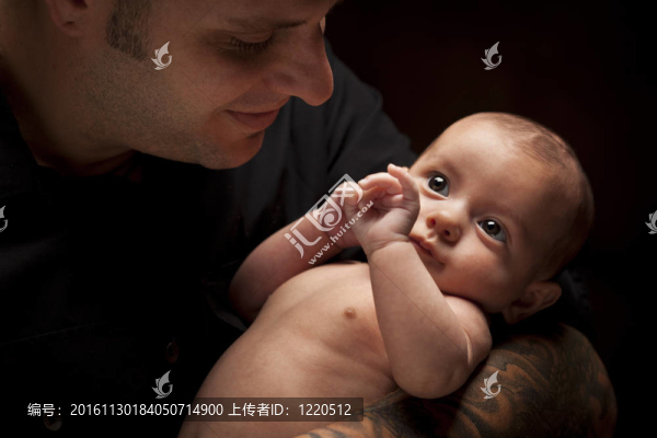 年輕的父親抱著混血兒