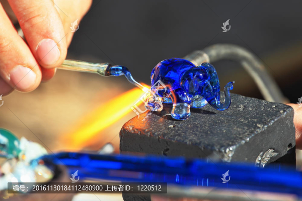 藝術家的玻璃吹出一個大象的微小形象