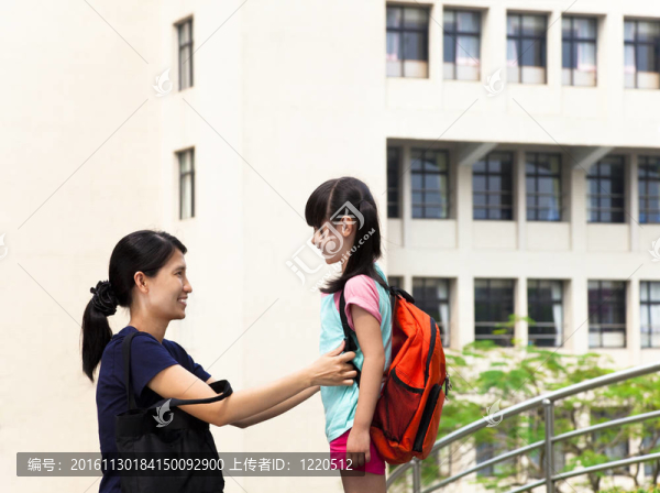 學(xué)校里的母親與女孩交流