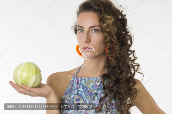 一位年輕漂亮女人的畫像手里拿著一棵卷心菜