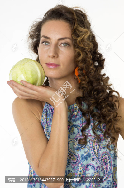 一位年輕漂亮女人的畫(huà)像手里拿著一棵卷心菜