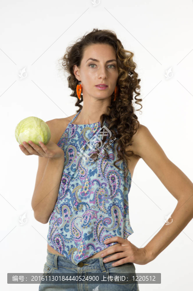 一位年輕漂亮女人的畫像手里拿著一棵卷心菜