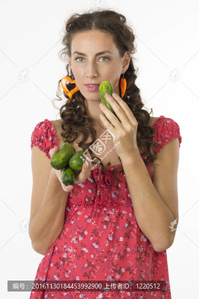 一位年輕漂亮女人的畫像手里拿著黃瓜